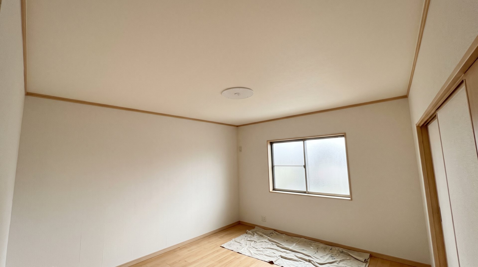 塗り直して白く仕上がった部屋の天井（イメージ）